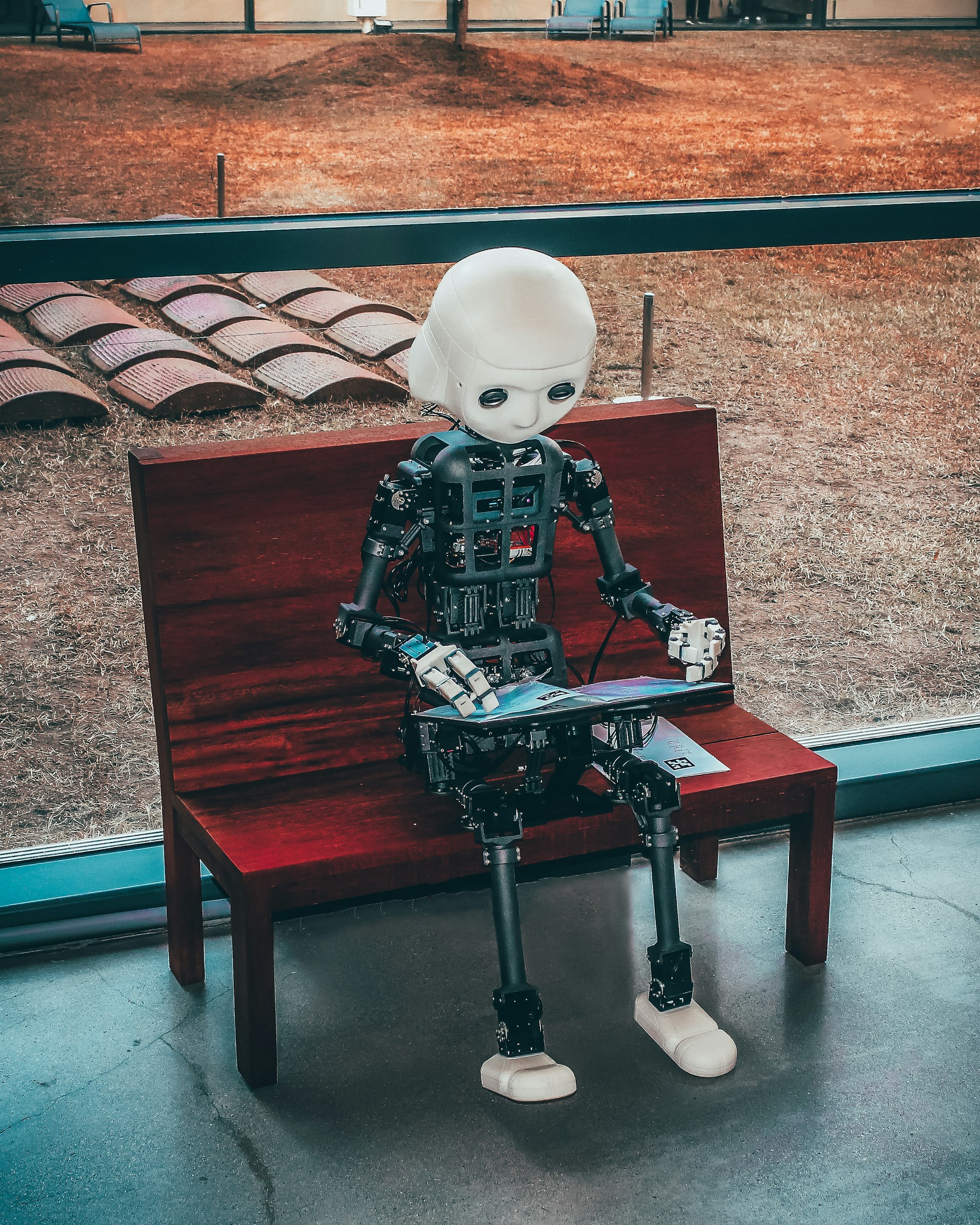 AI в B2B-бизнесе: где он экономит деньги, где заменяет сотрудников, а где остаётся хайпом